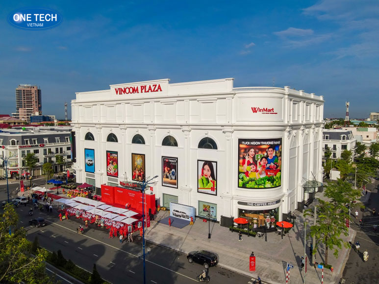 Hình ảnh siêu thị WinMart Đồng Khởi hiện đại, tọa lạc trung tâm Quận 1, phục vụ dân công sở với đầy đủ tiện ích mua sắm
