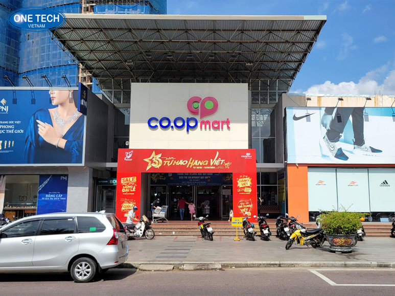 Mặt tiền siêu thị Co.opmart Quy Nhơn với khách hàng ra vào tấp nập
