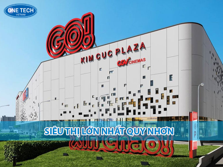 Hình ảnh bên trong siêu thị lớn nhất tại Quy Nhơn với nhiều gian hàng đa dạng và người dân đang mua sắm đông đúc