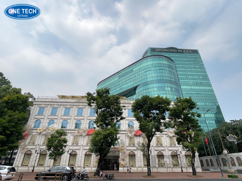 Diamond Plaza - Trung tâm thương mại đầu tiên tại Quận 1, TP.HCM Mặt tiền Diamond Plaza - trung tâm thương mại cao cấp đầu tiên tại Quận 1, TP.HCM, nổi bật với kiến trúc châu Âu cổ điển
